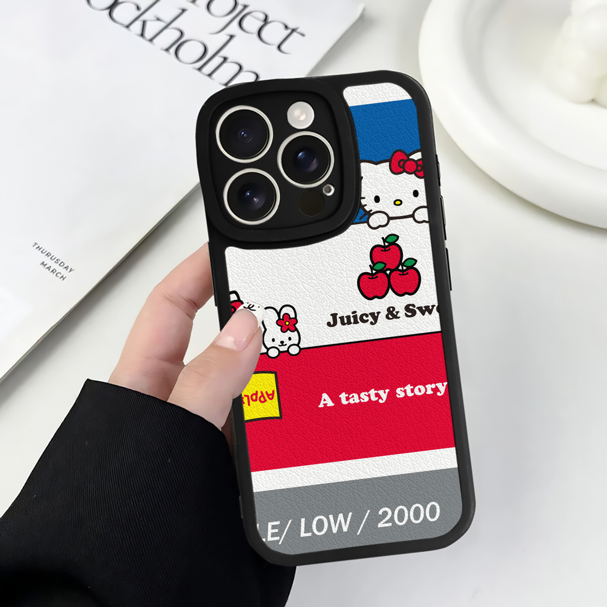 （画像用） Hello Kitty ハローキティ 【iPhone 16シリーズ対応】シリコンスマホケース（レザー調） 材質：シリコン